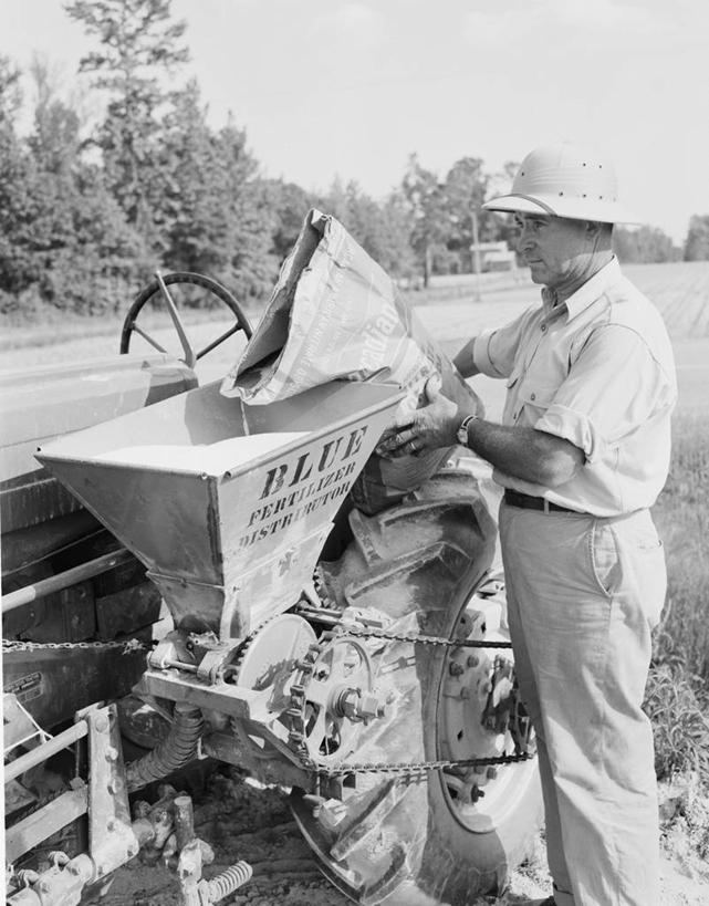 西方人,成年人,中年人,老年人,一个人,站,竖图,黑白,室外,白天,侧面,衬衫,旅游,度假,农业,美景,喷泉,帽子,欧洲,美国,欧洲人,仅一个男性,仅一个人,仅一个中年男性,准备,肥料,景观,田地,古典,拿着,娱乐,自然,享受,休闲,短袖,景色,放松,摄影,英文字母,北美,北美洲,自然风光,美洲,农具,佛罗里达,佛罗里达州,佛州,阳光州,北亚美利加洲,亚美利加洲,耕具,充满,男人,男性,中年男性,白种人,彩图,美利坚合众国