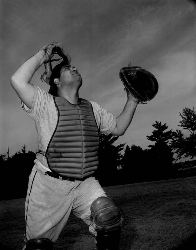 西方人,成年人,中年人,一个人,站,竖图,黑白,室外,白天,运动服,运动,欧洲,纽约,美国,欧洲人,仅一个男性,仅一个人,仅一个中年男性,棒球手套,古典,训练,接球手,拿着,树,向上看,摄影,生活方式,面罩,敌对,技能,男人,男性,中年男性,白种人,彩图