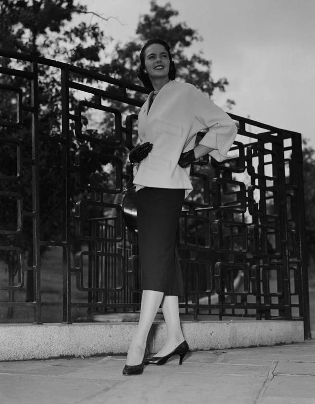 成年人,一个人,站,竖图,黑白,室外,白天,侧面,仰视,时尚,纽约,美国,仅一个年轻女性,仅一个女性,仅一个人,摄影,高雅,肖像,时装模特,年轻女性,女人,女性,年轻人,彩图,低角度拍摄,美人