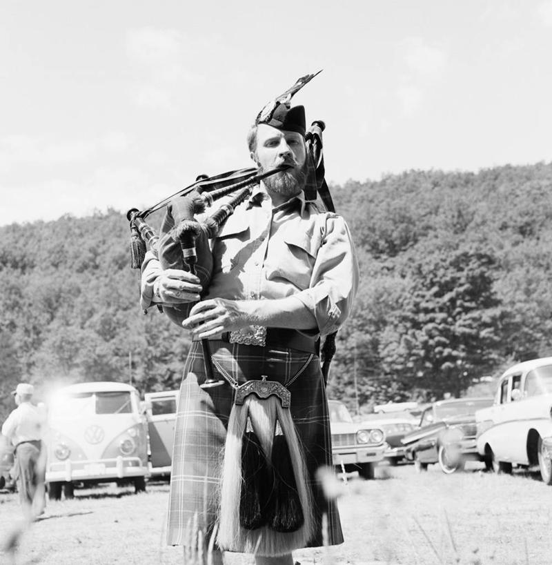 成年人,中年人,胡须,一个人,站,竖图,方图,黑白,室外,白天,纽约,美国,仅一个男性,仅一个人,仅一个中年男性,表演,音乐,摄影,肖像,音乐人,棉被,苏格兰风笛,男人,男性,中年男性,胡子,络腮胡,彩图,传统服装,传统文化,传统节日