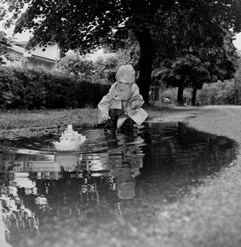 儿童,老年人,一个人,公园,竖图,方图,黑白,室外,白天,纯洁,纽约,美国,仅一个男性,仅一个人,漂浮,小孩,仅一个小孩,可爱,童年,童趣,摄影,雨衣,童真,烂漫,无邪,水坑,天真,男孩,男人,男性,孩子,彩图,玩具船,男生