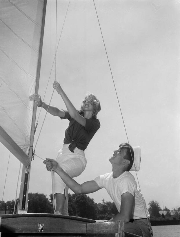 西方人,成年人,中年人,两个人,站,蹲,竖图,黑白,室外,白天,侧面,度假,合作,团队,欧洲,纽约,美国,欧洲人,游艇,拿着,休闲装,帆,放松,摄影,航海,享乐,调整,水手帽,异性恋,年轻男性,年轻女性,白种人,年轻人,休闲活动,伴侣