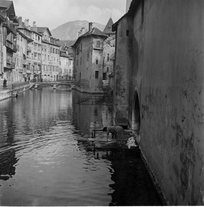 成年人,一个人,竖图,方图,黑白,室外,白天,建筑,法国,仅一个女性,反射,长椅,城镇,桥,洗衣服,摄影,家庭妇女,运河,上萨瓦,跪着,洗涤,家务劳动,安锡