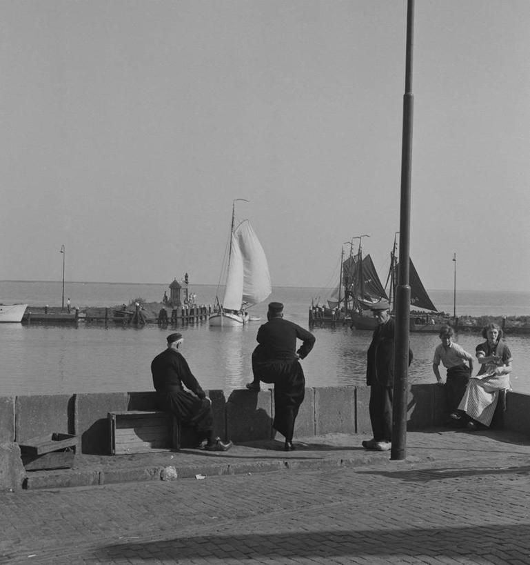 帆船,西方人,成年人,站,坐,竖图,黑白,室外,白天,渔业,海洋,船,欧洲,美国,欧洲人,五个人,水平线,渔船,休闲装,交通工具,看,放松,摄影,航海,载具,等,沃伦丹,男人,年轻男性,年轻女性,白种人,年轻人,海港