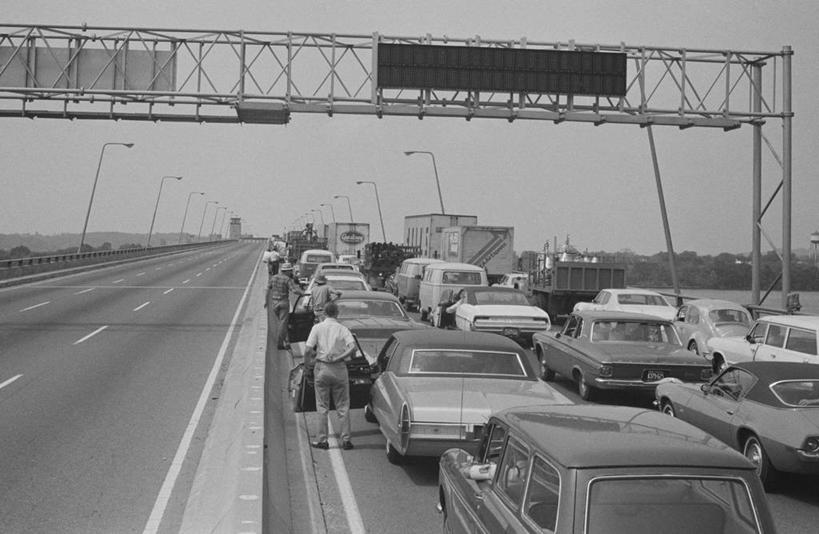 成年人,站,横图,黑白,室外,白天,旅途,路灯,汽车,美国,一排,整齐,桥,首都,排列,运输,摄影,队列,等,交通标志,华盛顿特区,交通堵塞