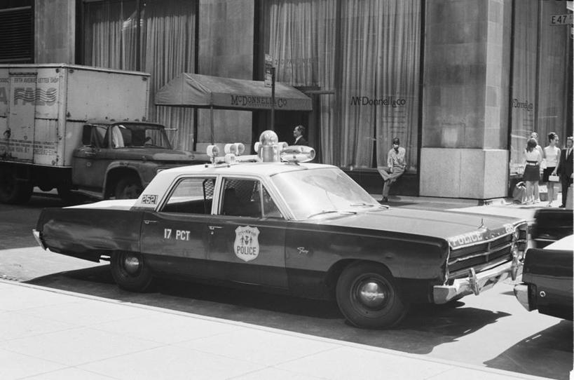 成年人,坐,横图,黑白,室外,白天,城市,道路,建筑,街道,路,公路,汽车,日光,美国,行人,交通,运输,摄影,巡逻车,男人,女人,马路,商用车