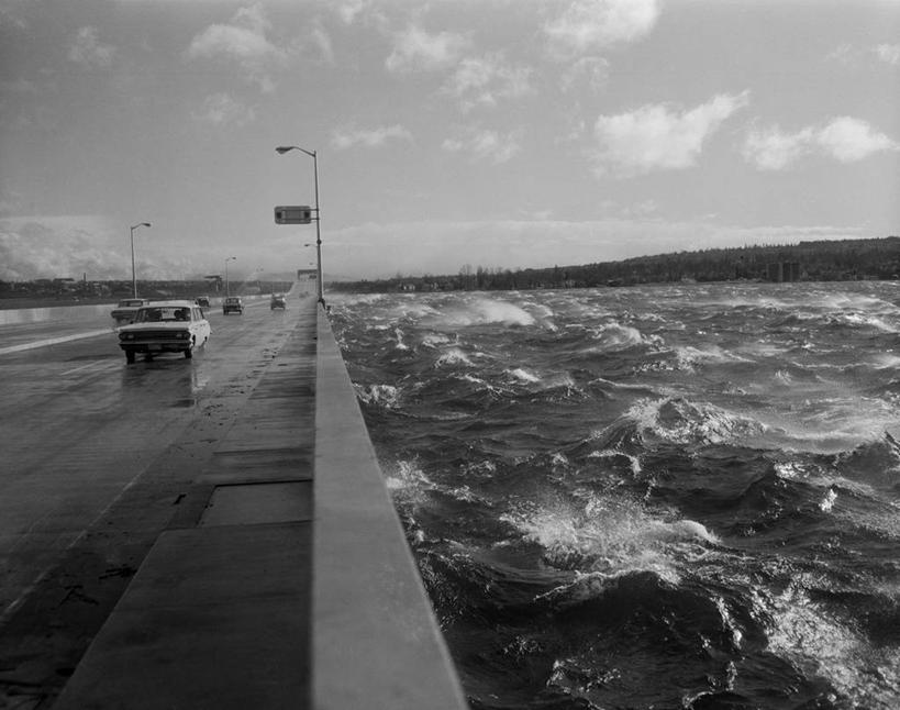 无人,横图,黑白,室外,白天,海浪,水,暴风雨,汽车,美国,湿,溅,乌云,云,天气,古典,联系,灯,天空,运输,摄影,透视图,华盛顿州,西雅图,华盛顿湖,浮桥
