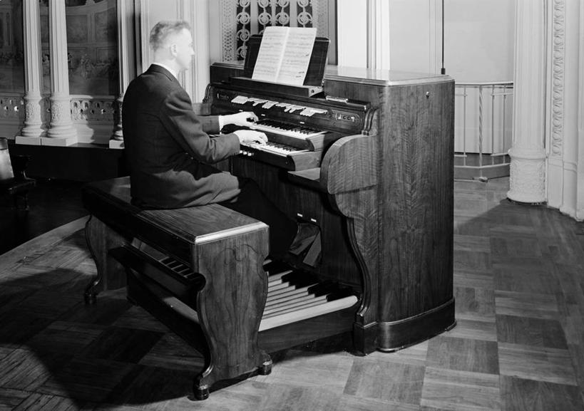 西方人,成年人,中年人,老年人,一个人,坐,横图,黑白,室内,键盘,欧洲,纽约,美国,欧洲人,仅一个男性,仅一个人,仅一个中年男性,表演,乐谱,乐器,音乐,摄影,键盘乐器,音乐人,风琴,技能,男人,男性,中年男性,白种人