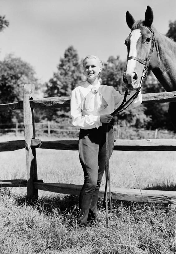 西方人,成年人,头发,一个人,农场,站,微笑,竖图,黑白,室外,白天,旅游,度假,信心,草地,美景,马,欧洲,纽约,美国,欧洲人,仅一个年轻女性,仅一个女性,仅一个人,骑马,木栅栏,景观,拿着,娱乐,自然,享受,休闲,金色,家畜,景色,放松,摄影,牲畜,享乐,自然风光,爱抚,年轻女性,女人,女性,白种人,年轻人,上层阶级