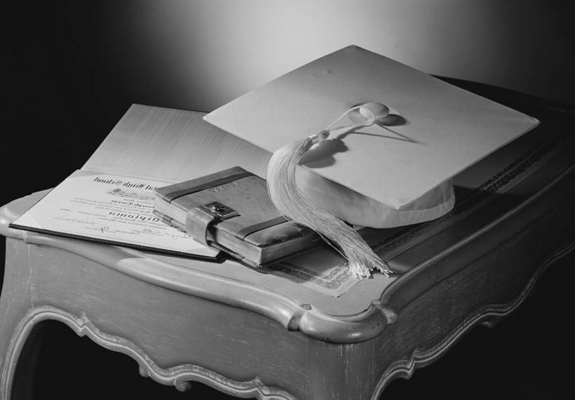 无人,横图,俯视,黑白,室内,特写,智慧,成功,家具,文凭,文字,圣经,古典,教育,床头柜,四个,摄影,宗教,英文字母,日记,基督教,毕业,成就,宣誓,穗,学位帽,书,彩图,高角度拍摄,影棚拍摄