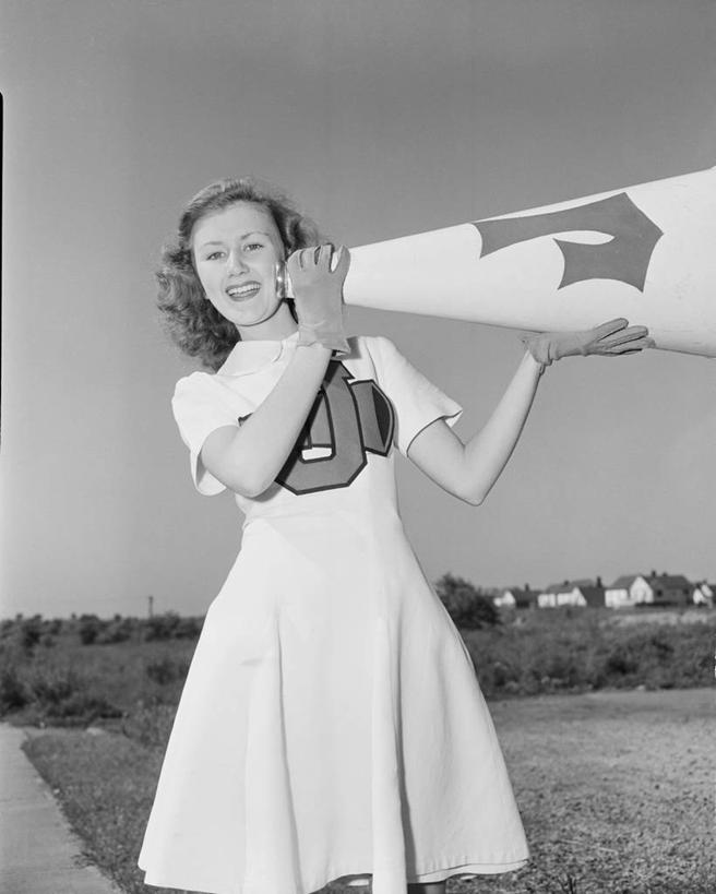 西方人,儿童,少年,中年人,一个人,站,笑,微笑,露齿笑,竖图,黑白,室外,白天,快乐,通讯,纯洁,欧洲,美国,欧洲人,圆锥,拿着,小孩,可爱,童年,童趣,摄影,享乐,扩音器,肖像,啦啦队,童真,烂漫,无邪,天真,白种人,孩子,装扮