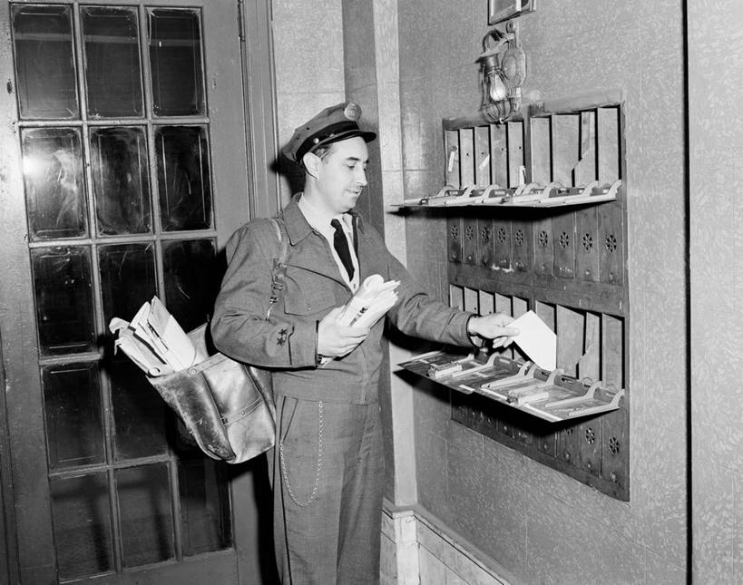 西方人,成年人,中年人,一个人,邮递员,横图,黑白,室内,制服,欧洲,纽约,美国,欧洲人,仅一个男性,仅一个人,仅一个中年男性,准备,邮件,邮筒,职业,通信,摄影,组织,放入,写实,信函,男人,男性,中年男性,白种人,邮差,邮局工作人员,邮局职工,邮务员,邮政人员,邮政事务员,递送,例行公事