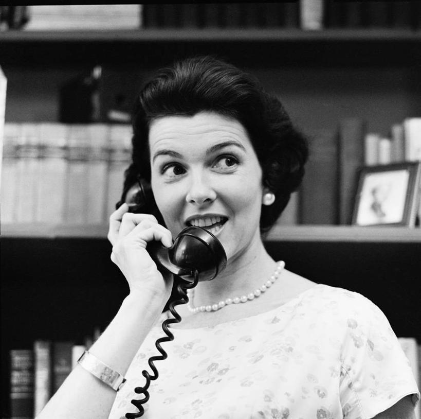 西方人,成年人,中年人,脸,头,脸颊,头发,一个人,打电话,微笑,横图,方图,黑白,室内,快乐,通讯,幸福,欧洲,美国,欧洲人,仅一个女性,仅一个人,肩膀,黑色,仅一个中年女性,摄影,肖像,听筒,女人,女性,中年女性,白种人,头部,脸部,脸蛋,面部