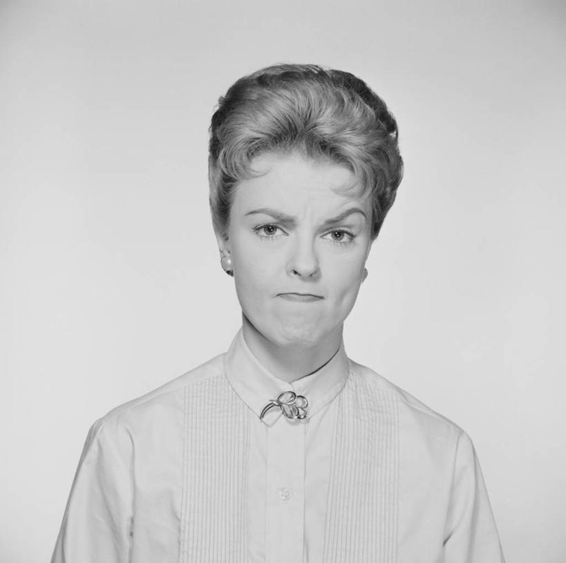 西方人,成年人,中年人,脸,头,脸颊,一个人,横图,方图,黑白,欧洲,欧洲人,仅一个女性,仅一个人,生气,肩膀,仅一个中年女性,皱眉头,愤怒,摄影,恼怒,悲伤,愤慨,伤心,难过,怒气,气愤,发怒,怒火,肖像,情绪,脾气,忿怒,怨恨,强烈,悲哀,哀痛,悲戚,悲痛,气忿,愤恨,肝火,激动,女人,女性,中年女性,白种人,头部,脸部,脸蛋,面部,影棚拍摄,态度