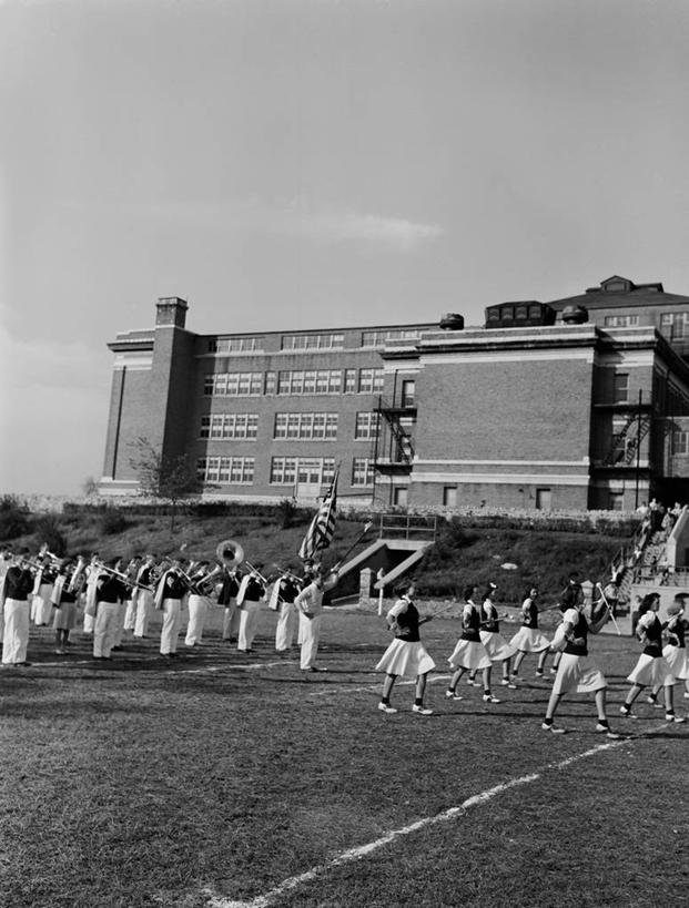 操场,竖图,黑白,室外,白天,建筑,美国,表演,许多人,表演者,扮演,一群人,美国国旗,摄影,演出,练习,演出服,纽约州,步行,管弦乐队