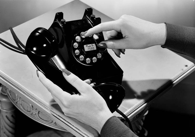 成年人,手,一个人,横图,黑白,室内,特写,白天,通讯,桌子,美国,仅一个女性,古典,拿着,黑色,人体,摄影,部分,座机