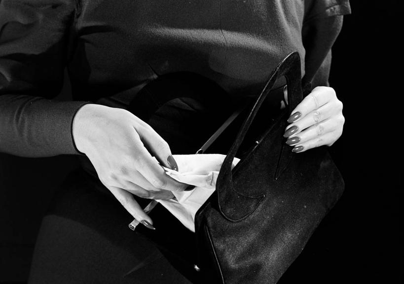 成年人,手,一个人,横图,黑白,室内,特写,白天,美国,仅一个女性,挎包,拿着,休闲装,黑色,纸巾,放松,人体,摄影,部分,简单
