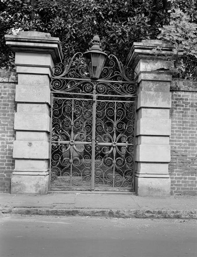 无人,竖图,黑白,室外,白天,美国,大门,围墙,石墙,摄影,北美,北美洲,美洲,铁艺,南卡罗来纳州,北亚美利加洲,亚美利加洲,南卡罗来纳,扇榈之州,矮棕榈之州,美利坚合众国