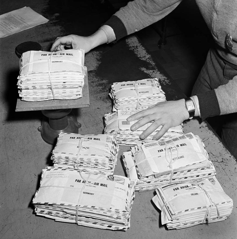 成年人,手,一个人,邮递员,邮局,竖图,方图,俯视,黑白,室内,特写,白天,美国,仅一个男性,许多,堆叠,丰富,检查,信封,邮件,很多,拿着,人体,通信,摄影,英文字母,部分,信函,邮差,邮局工作人员,邮局职工,邮务员,邮政人员,邮政事务员,秤,高角度拍摄