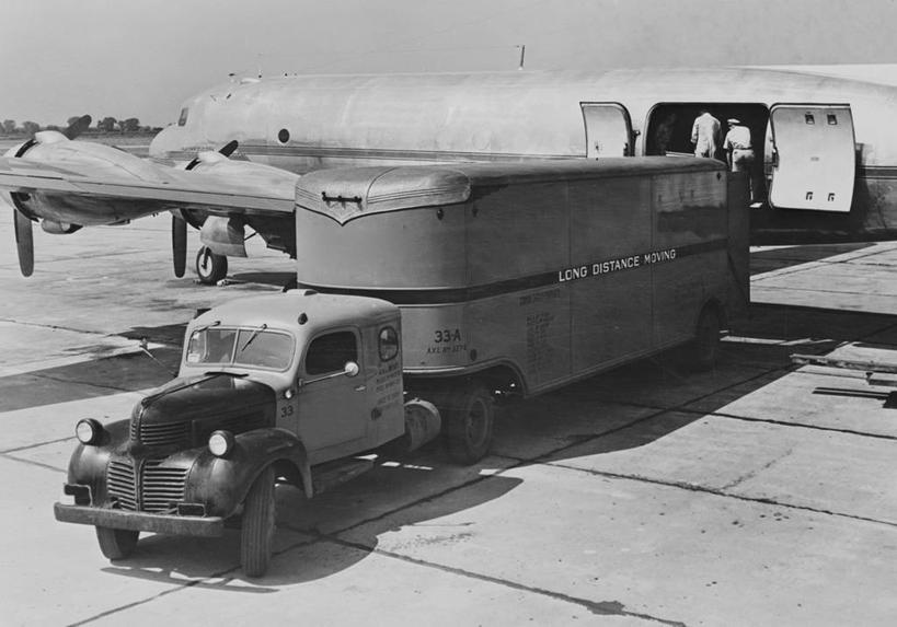 两个人,横图,俯视,黑白,室外,白天,飞机,日光,美国,准备,朦胧,模糊,运输,摄影,英文字母,货运,高角度拍摄,商用车