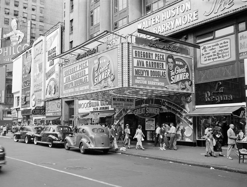 横图,黑白,室外,白天,建筑,街道,指示牌,汽车,纽约,美国,标语,标志,文字,标识,地标建筑,摄影,停止,暂停,停滞,曼哈顿时代广场