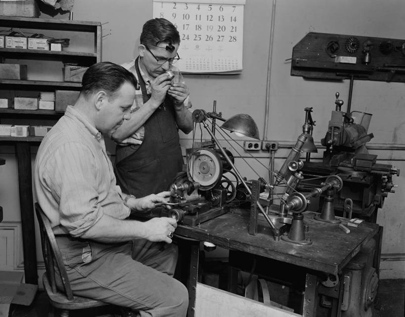 成年人,中年人,老年人,两个人,站,坐,横图,黑白,室内,侧面,车间,美国,工作,围裙,拿着,休闲装,放松,摄影,手艺,波士顿,马萨诸塞,工匠,技能,美术工艺,老年男性,年轻男性,年轻人