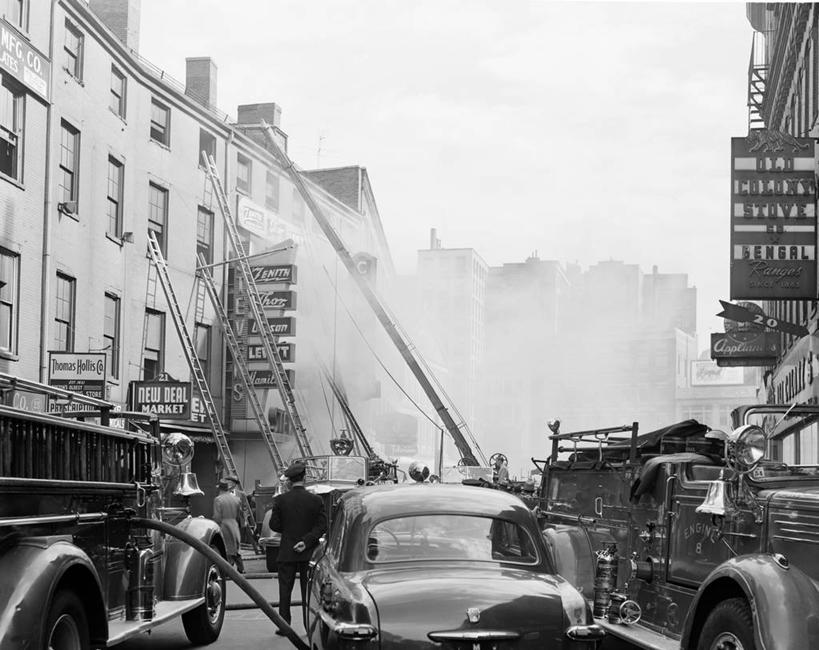 消防员,横图,黑白,室外,白天,城市,汽车,火,美国,梯子,烟,摄影,波士顿,马萨诸塞,消防车