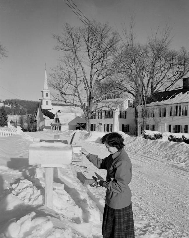 成年人,中年人,一个人,站,竖图,黑白,室外,白天,侧面,通讯,建筑,路,美国,圣诞节,仅一个女性,仅一个人,房屋,乡村,休闲装,邮筒,仅一个中年女性,放松,寒冷,通信,摄影,北美,北美洲,美洲,圣诞卡,佛蒙特州,佛蒙特,绿岭之州,北亚美利加洲,亚美利加洲,女人,女性,中年女性,美利坚合众国,传统文化