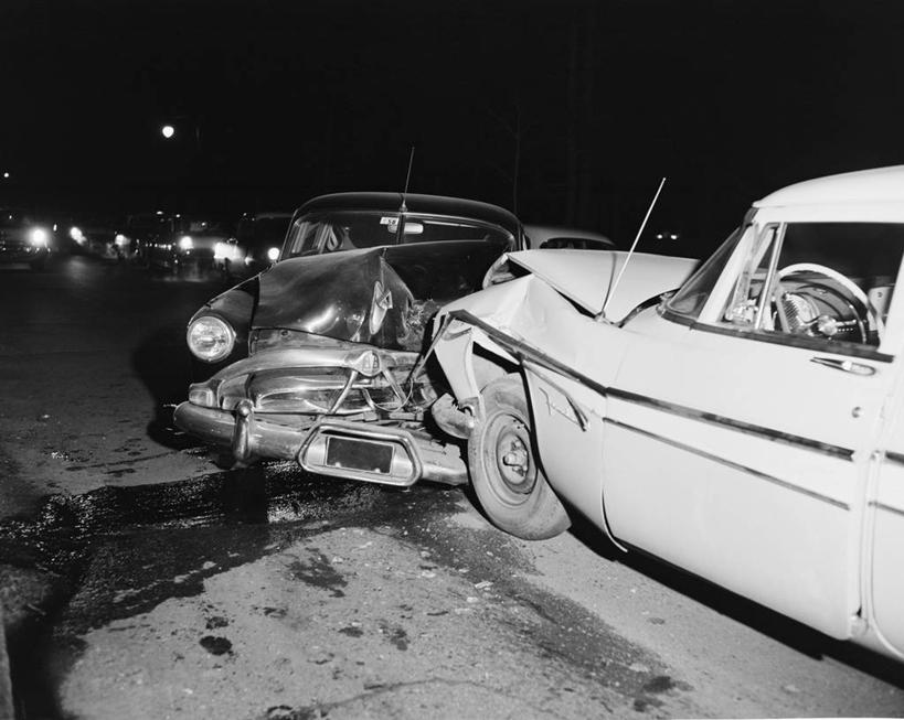 无人,横图,黑白,室外,夜晚,正面,汽车,照明,美国,灯光,破坏,破损,灯,灯具,摄影,照亮,损坏,颠倒,撞击,照明设备,不幸,交通事故,闪光灯,马萨诸塞