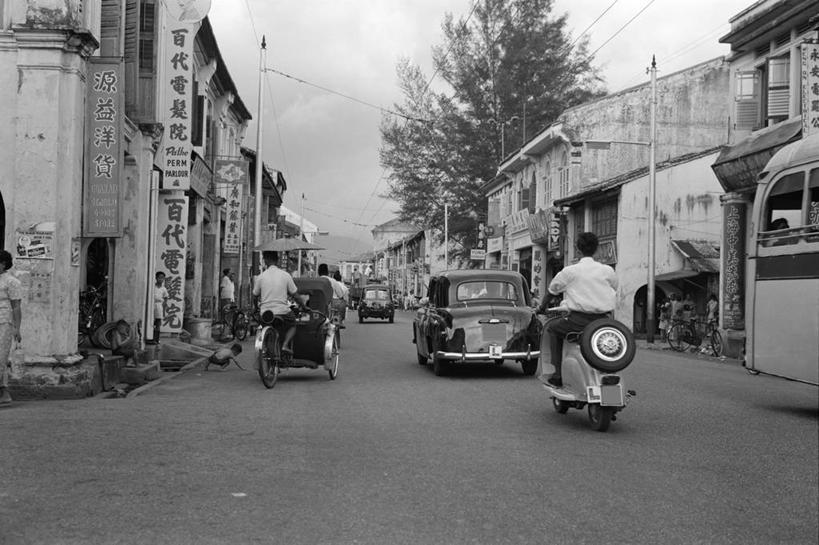 横图,黑白,室外,白天,旅游,城市,道路,街道,路,公路,摩托车,汽车,马来西亚,黄包车,交通,车,交通工具,摄影,载具,马路,槟榔屿州