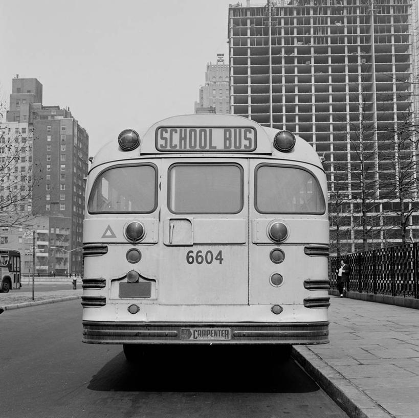 横图,方图,黑白,室外,特写,白天,城市,建筑,街道,美国,人行道,公共交通,办公大楼,摄影,英文字母,停止,暂停,校车,停滞