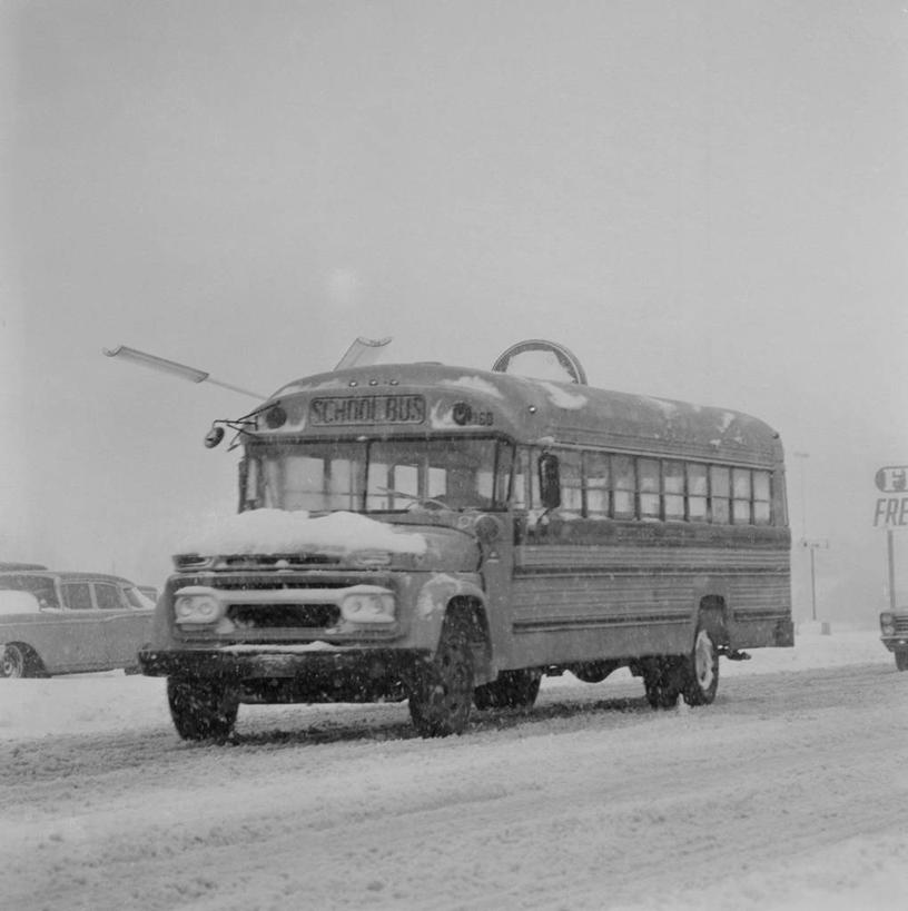 老年人,一个人,竖图,方图,黑白,室外,白天,雪,路,汽车,美国,朦胧,模糊,冬天,公共交通,交通,教育,摄影,校车,挑战