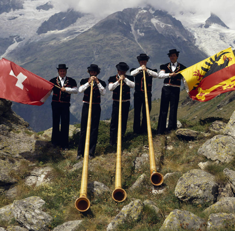 成年人,站,横图,方图,室外,白天,正面,帽子,瑞士,五个人,表演,管乐器,乐器,音乐,拿着,吹气,扮演,摄影,演出,音乐人,阿尔卑斯山脉,瑞士国旗,瓦莱斯州,山笛,男人,彩图,传统服装,传统文化,传统节日
