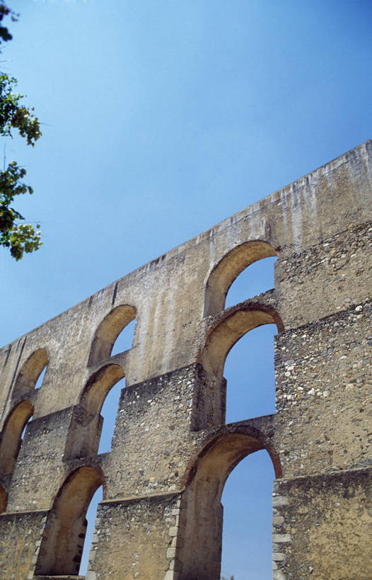 无人,竖图,室外,白天,仰视,建筑,葡萄牙,拱门,沟渠,废墟,摄影,万里无云,古代文明,彩图,低角度拍摄