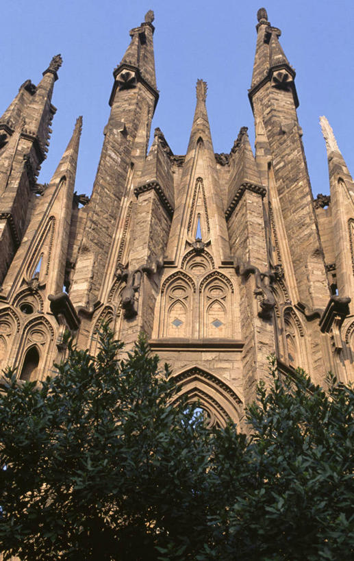 无人,工程师,建筑师,竖图,室外,白天,仰视,建筑,西班牙,巴塞罗那,艺术,塔,尖顶,首都,树,地标建筑,摄影,哥特式风格,圣家堂,管理,建筑工程师,设计,彩图,低角度拍摄,大教堂,画则师,图则师,则师,评估,人员,安东尼奥.高迪,高迪