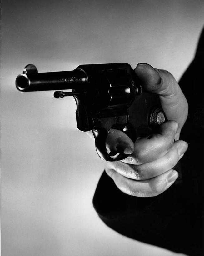成年人,中年人,手,一个人,竖图,黑白,特写,美国,仅一个男性,仅一个人,仅一个中年男性,拿着,一个,人体,摄影,手枪,单个,部分,威胁,瞄准,男人,男性,中年男性,影棚拍摄