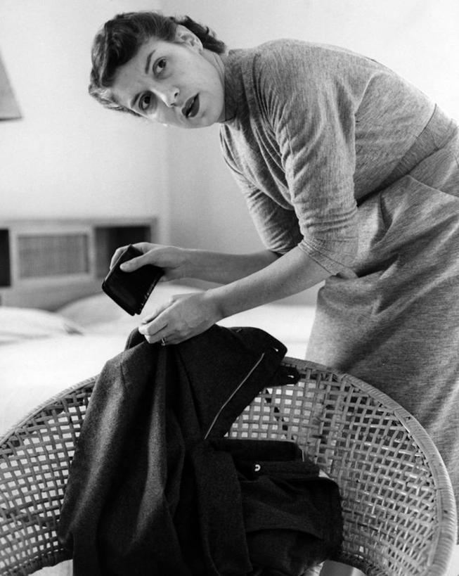 成年人,中年人,一个人,家庭,竖图,黑白,室内,白天,贪欲,美国,仅一个女性,仅一个人,检查,拿着,仅一个中年女性,温暖,温馨,一家人,金融,摄影,钱包,和睦,监视,搜寻,搜检,茄克,查察,查抄,检察,审查,女人,女性,中年女性,融洽