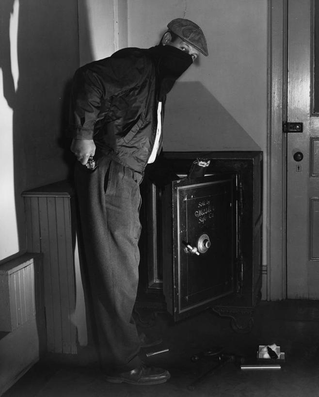 成年人,一个人,站,竖图,黑白,室内,夜晚,风险,美国,仅一个男性,打开,保险箱,遮,遮掩,摄影,惊奇,犯罪,掩盖,遮挡,暴力,开启,罪犯,肖像,盗窃,偷窃,抢劫,遮盖,打劫,手工具,掩饰,盗贼,偷盗,危险,入室盗窃,软帽,态度