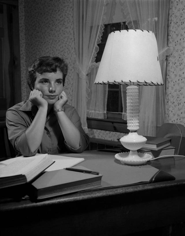 成年人,一个人,坐,竖图,黑白,室内,窗帘,美国,仅一个女性,撑,托腮,书桌,灯,灯罩,托,思考,摄影,撑着,托下巴,发型