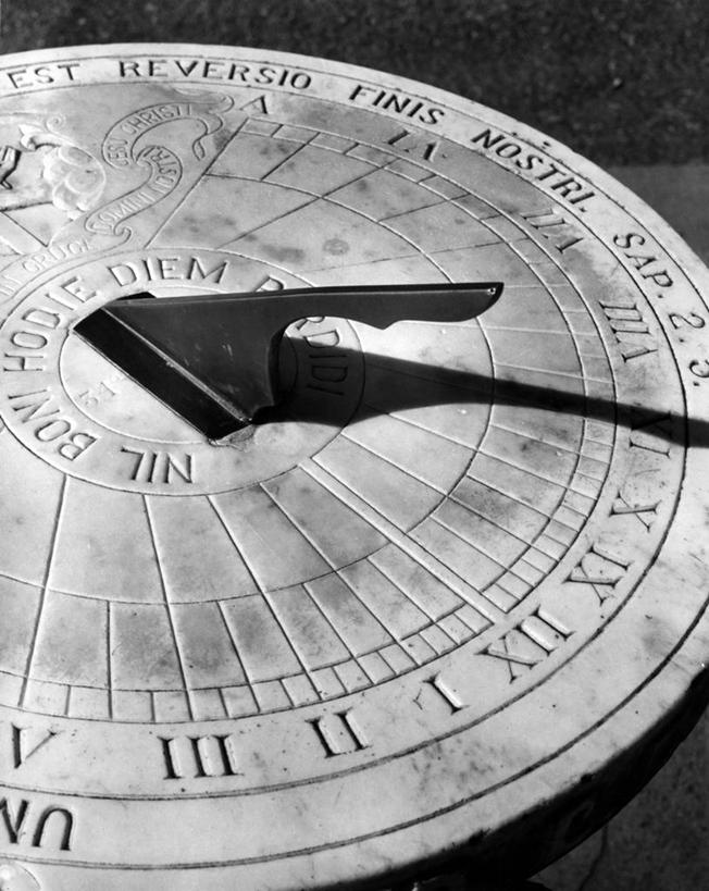 无人,竖图,黑白,室外,特写,白天,美国,阴影,形状,时间,圆形,摄影,部分,日晷,拉丁文,几何形状