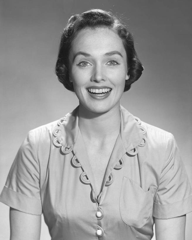 成年人,脸,头,脸颊,一个人,微笑,竖图,黑白,正面,快乐,美国,仅一个年轻女性,仅一个女性,仅一个人,灰色背景,肩膀,短袖,摄影,肖像,年轻女性,女人,女性,年轻人,头部,脸部,脸蛋,面部,影棚拍摄,短发,美人,开领