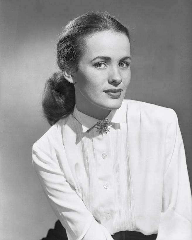 成年人,一个人,竖图,黑白,正面,衬衫,美国,仅一个年轻女性,仅一个女性,仅一个人,灰色背景,摄影,马尾辫,高雅,肖像,年轻女性,女人,女性,年轻人,半身,影棚拍摄,美人