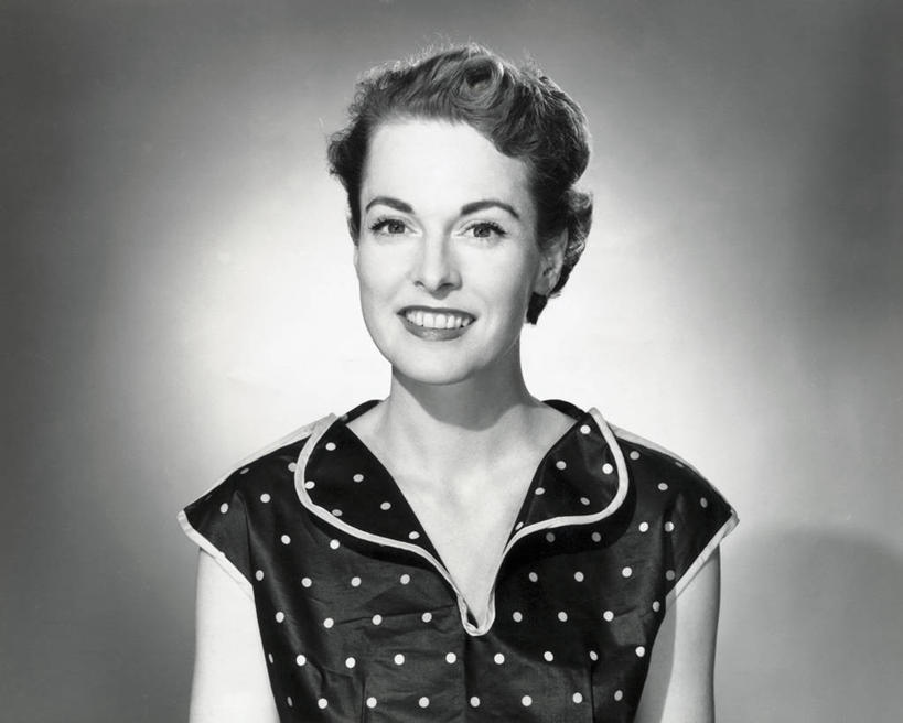 成年人,中年人,脸,头,脸颊,一个人,笑,微笑,露齿笑,横图,黑白,快乐,美国,仅一个女性,仅一个人,灰色背景,圆点,肩膀,仅一个中年女性,短袖,摄影,聚光灯,肖像,女人,女性,中年女性,头部,脸部,脸蛋,面部,影棚拍摄