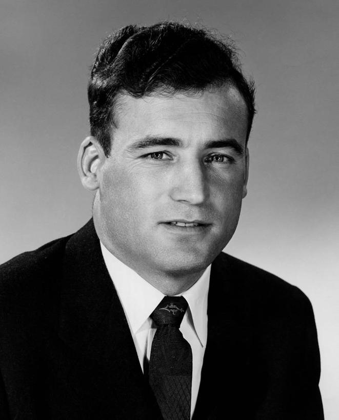 成年人,脸,头,脸颊,一个人,商务人士,商务男性,竖图,黑白,正面,衬衫,商务,信心,美国,仅一个男性,灰色背景,套装,正装,领带,古典,肩膀,灰色,摄影,肖像,商务装,工薪阶层,头部,脸部,脸蛋,面部,白领,上班族,影棚拍摄,衬衣