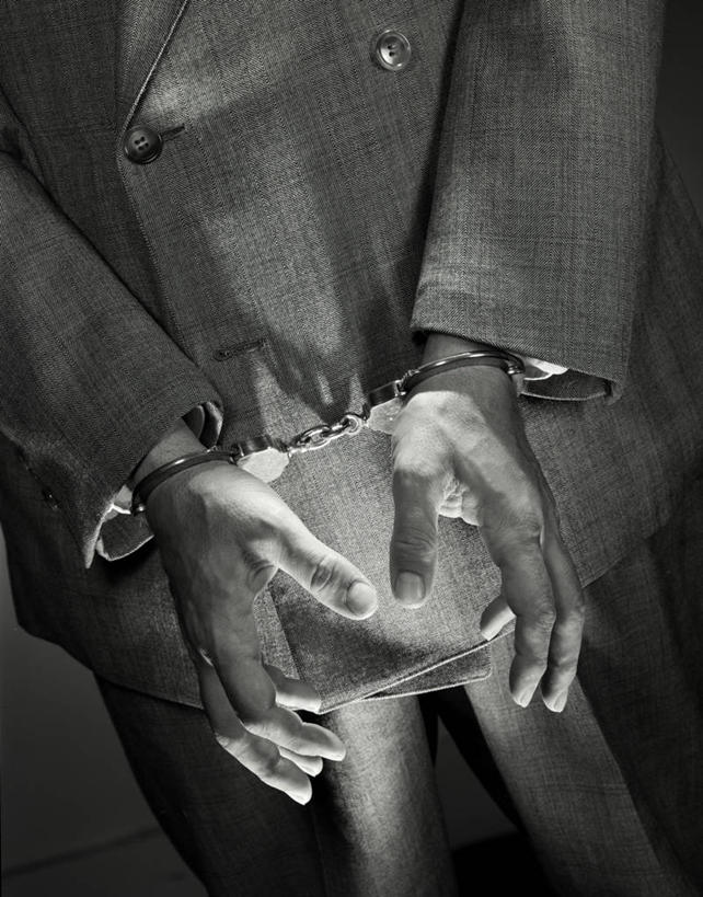 成年人,手,一个人,商务人士,商务男性,竖图,黑白,特写,衬衫,商务,手铐,美国,仅一个男性,套装,正装,古典,人体,摄影,犯罪,罪犯,痛苦,商务装,工薪阶层,处罚,白领,上班族,影棚拍摄,衬衣,法律