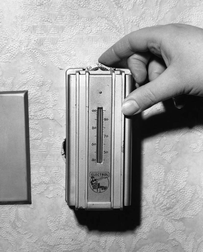 成年人,手,一个人,竖图,黑白,室内,特写,技术,美国,仅一个男性,数字,墙,人体,摄影,测量工具,部分,控制,比例,气压计,触摸