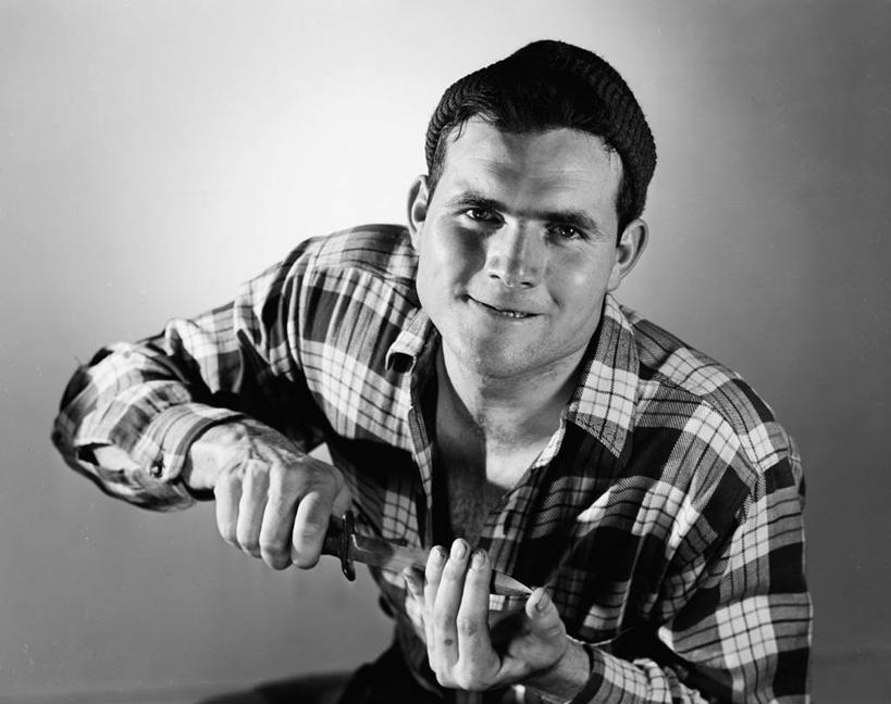 成年人,脸,头,脸颊,一个人,站,微笑,横图,俯视,黑白,正面,快乐,美国,仅一个男性,仅一个人,拿着,肩膀,仅一个年轻男性,摄影,享乐,肖像,技能,男人,男性,年轻男性,年轻人,头部,脸部,脸蛋,面部,管道工,高角度拍摄,影棚拍摄