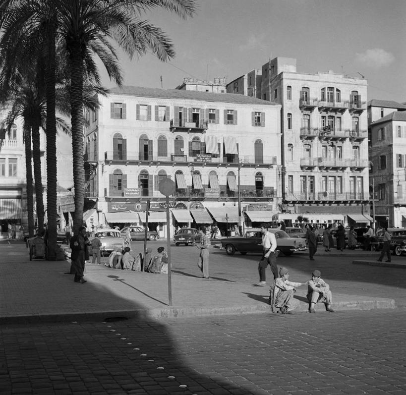 儿童,成年人,横图,方图,黑白,室外,白天,城市,道路,建筑,街道,路,公路,棕榈树,美国,古城,交通,首都,许多人,古典,休闲装,一群人,放松,摄影,贝鲁特,男孩,男人,女人,马路