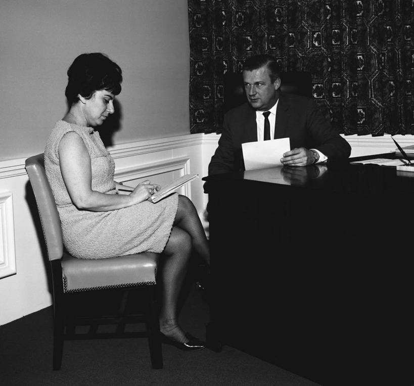 成年人,中年人,老年人,两个人,商务人士,秘书,商务男性,办公室,横图,黑白,室内,白天,衬衫,商务,椅子,美国,写,套装,纸,古典,二郎腿,图像,拿着,书桌,水笔,摄影,办公椅,考试,企业,公司,文档,测验,商务装,工薪阶层,老年男性,中年女性,白领,上班族,衬衣