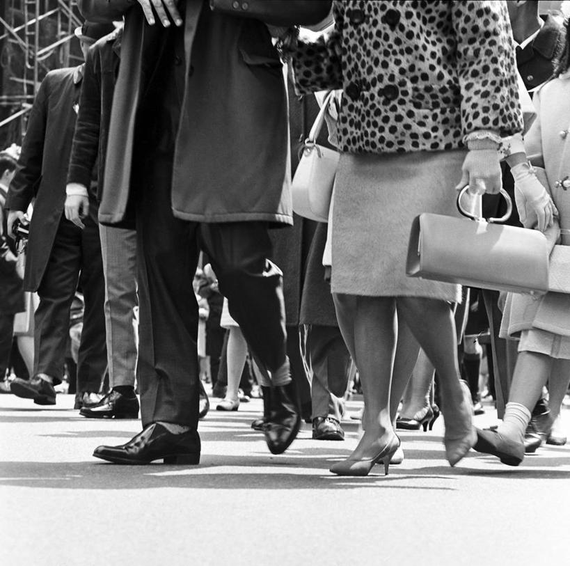 成年人,横图,方图,黑白,室外,白天,高跟鞋,日光,美国,行人,勾,挽,阴影,套装,斑点,许多人,拿着,外套,一群人,勾着,摄影,零钱包,挽着,异性恋,男人,女人,步行,伴侣
